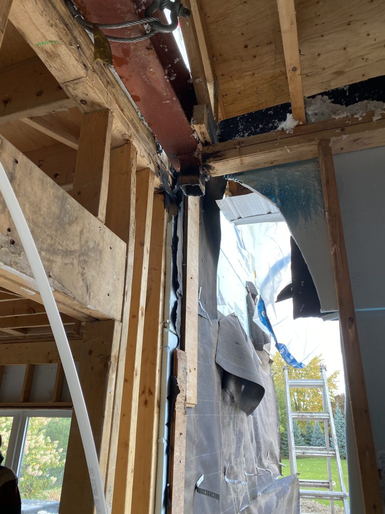 We have secured the beam with the steel chocker prior removal of the post. You can see only minor burns on the wood in proximity of the cut since we have used a garden hose to wet the whole area very, very well. JW Portable Welding, London, Ontario, 2022