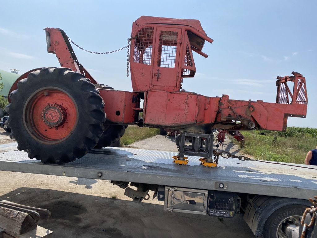 The Timberjack skidder with removed front axle is standing on the flat deck. The skidder is supported by the dolly to maintain the horizontal position. The front axle has been removed to simplify our operations. This machine is ready to be hauled to our shop in Lucan Ontario. August 8, 2025, for JW Portable Welding & Repairs, Tavistock Ontario.