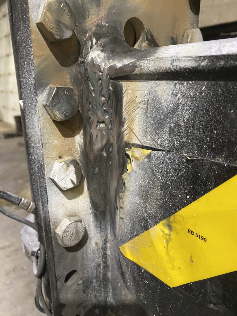 The welder have placed the twice bigger weld to replaced the cracked weld on the outrigger. JW Portable Welding & Repairs London Ontario Jan 10, 2025
